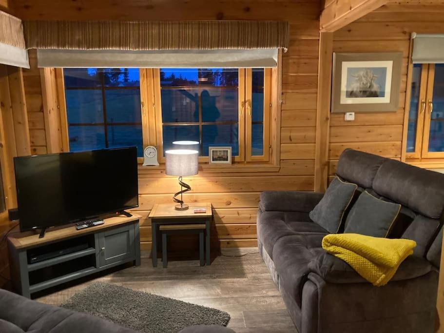Red Squirrel Log Cabin With Hot Tub Keith Ngoại thất bức ảnh