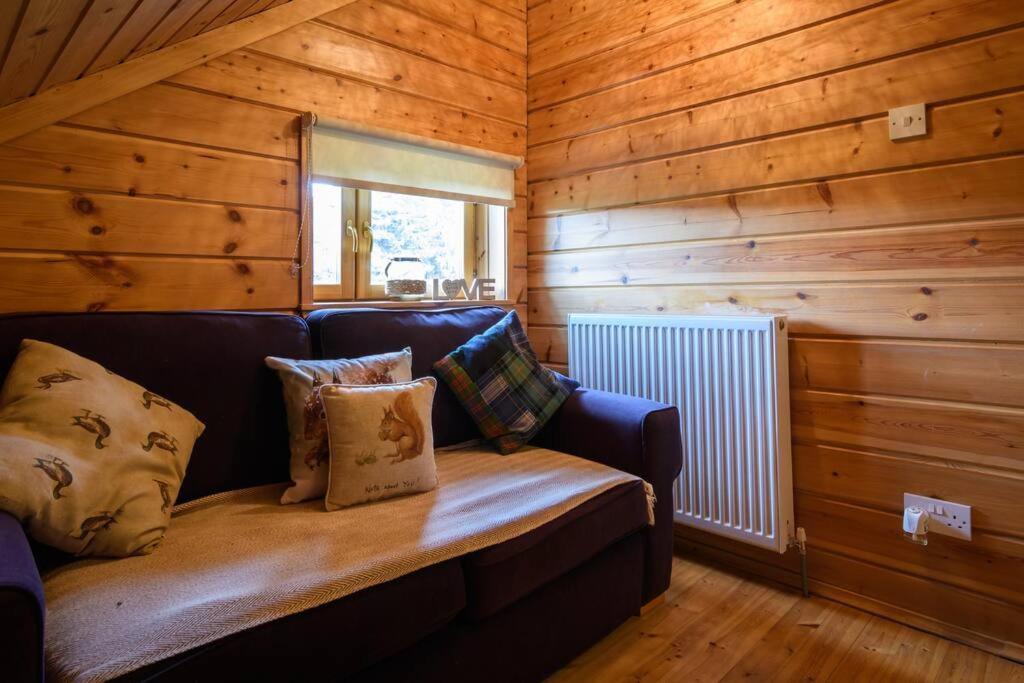 Red Squirrel Log Cabin With Hot Tub Keith Ngoại thất bức ảnh