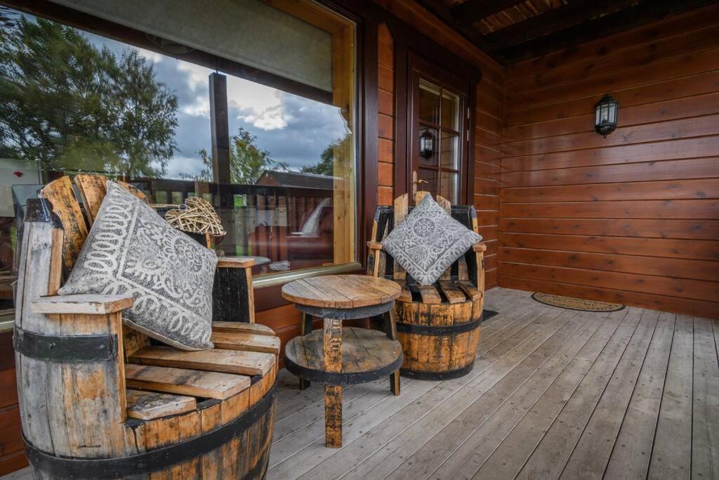 Red Squirrel Log Cabin With Hot Tub Keith Ngoại thất bức ảnh