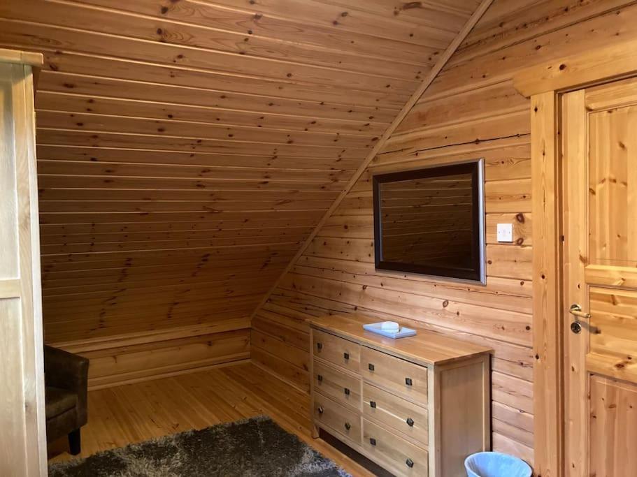 Red Squirrel Log Cabin With Hot Tub Keith Ngoại thất bức ảnh
