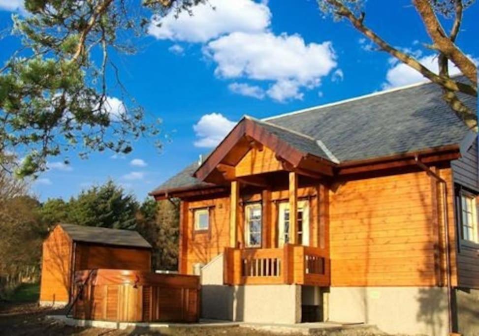Red Squirrel Log Cabin With Hot Tub Keith Ngoại thất bức ảnh